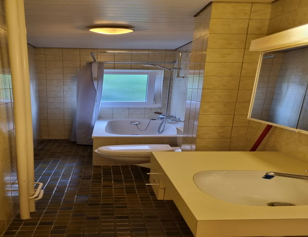 Möbliertes WG-Zimmer an der Schulhausstrasse in Zürich zur Miete – Bad